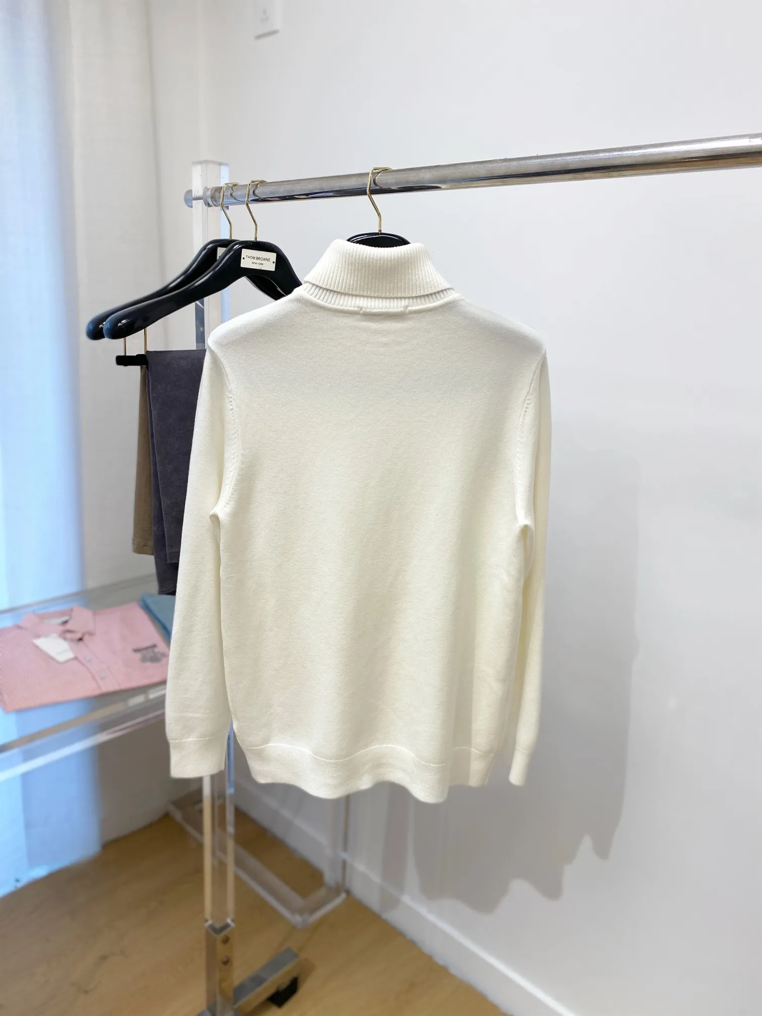 P220 Stone Island, the new turtleneck woolen sweater has a delicate and soft feel that can be directly contacted with the skin, allowing the warm yarn to change into a delicate texture. The top-notch craftsmanship is very distinctive and colorful, and the style is simple, elegant and exquisite. The three-dimensional tailoring design makes the entire sweater full of youthful vitality and vitality. It is recommended as a must-have for autumn and winter. Size M-3XL